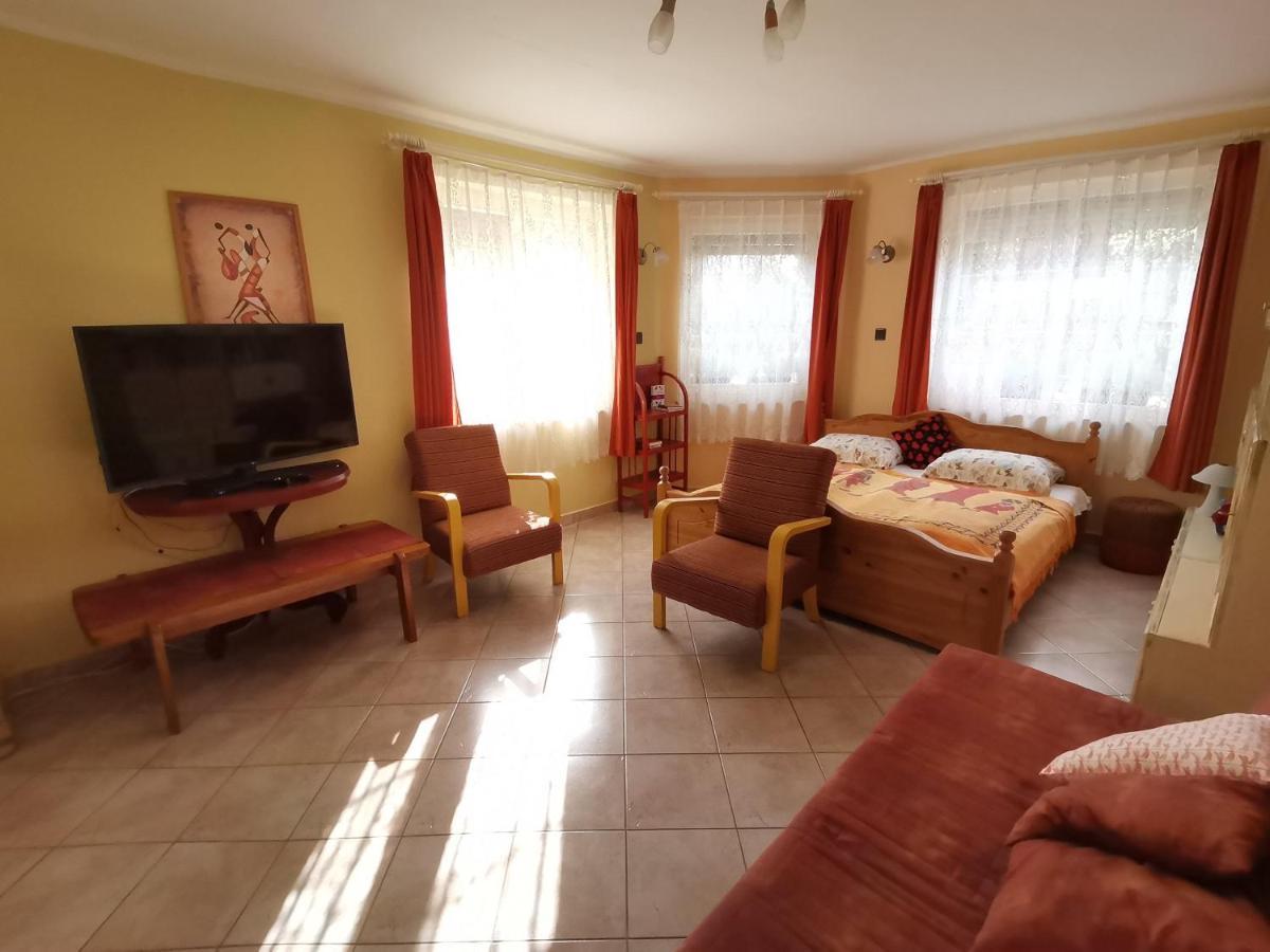 Marika Apartman Hajdúszoboszló Buitenkant foto