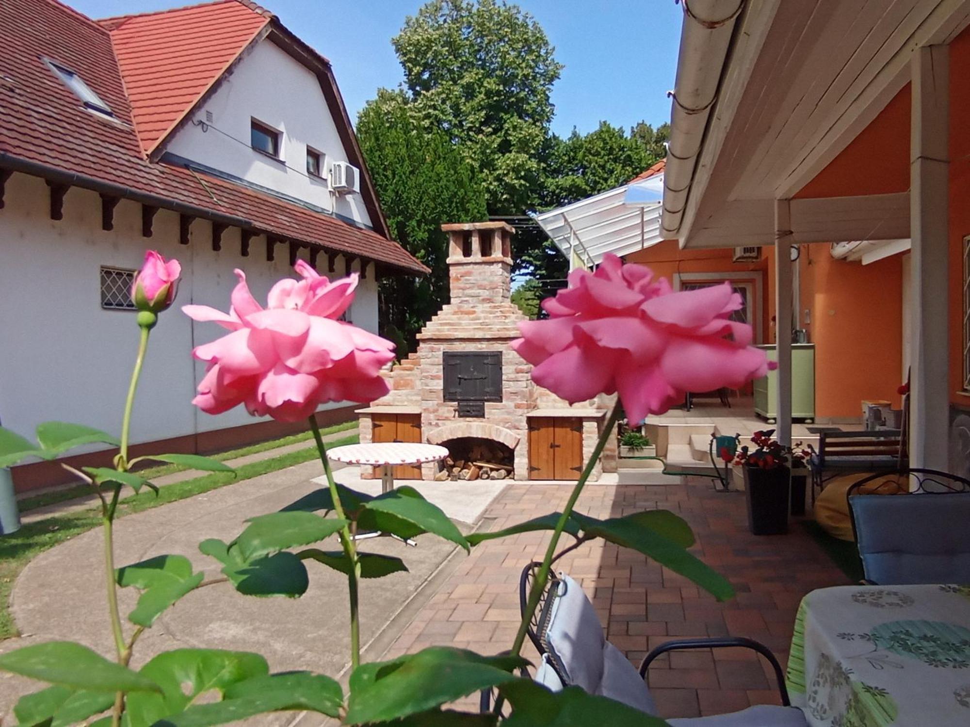 Marika Apartman Hajdúszoboszló Buitenkant foto